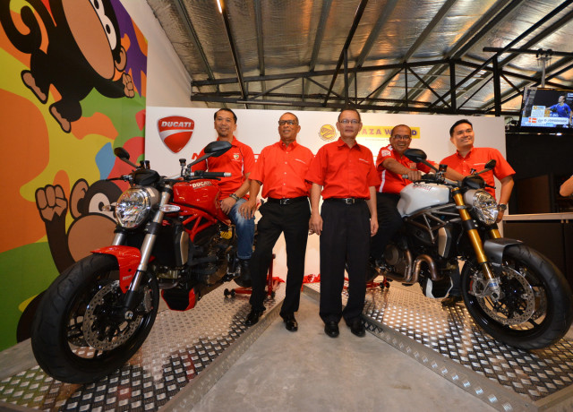 19-2014-DucatiMonster-1200-002