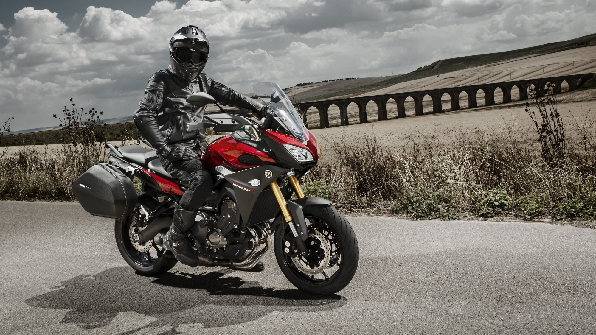 2015-Yamaha-MT09-Tracer-EU-Lava-Red-Static-002 