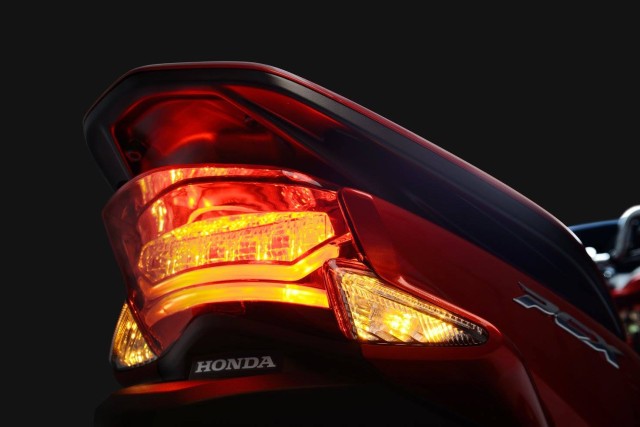 2015-Honda-PCX-150-001