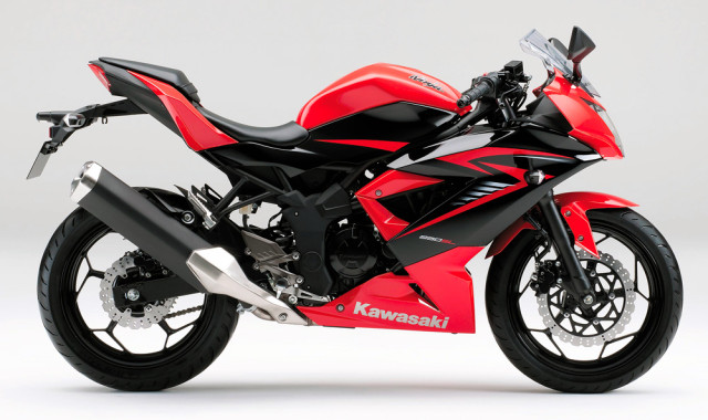 2015-Kawasaki-Ninja-250SL-002