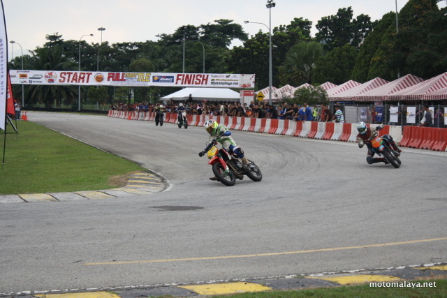 The only racer girl here, Siti Fatimah, leading all the way to her victory in Supermoto CKD category.