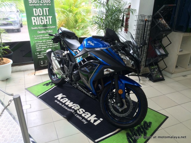 2015-Kawasaki-Ninja-300-Malaysia-003