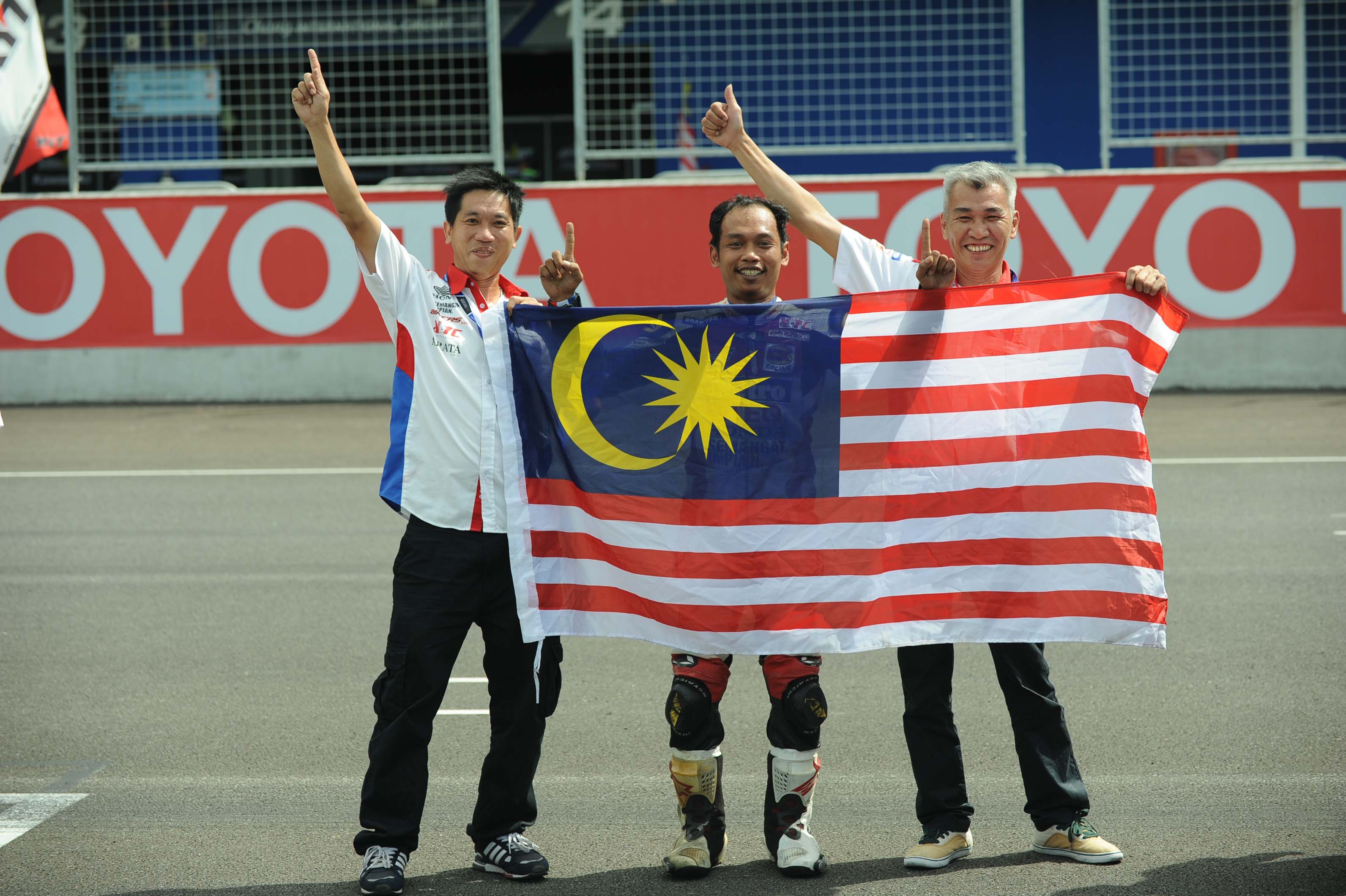 Norizman Ismail And Team Manager Soong Chee Kieong With The Malaysian Flag In Thailand