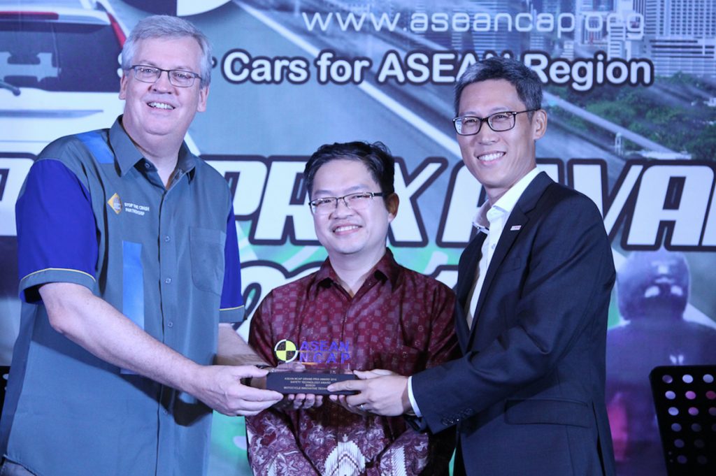 1-simong-song-managing-director-of-bosch-receiving-an-award-from-david-ward-secretary-general-of-global-ncap-far-left-and-professor-dr-wong-shaw-voon-chairman-of-asean-ncap-middle