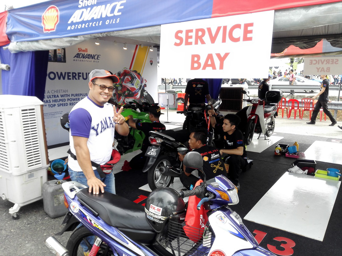 A Yamaha Club Member Happily Took Up The Shell Advance Ride Thru Oil Cha