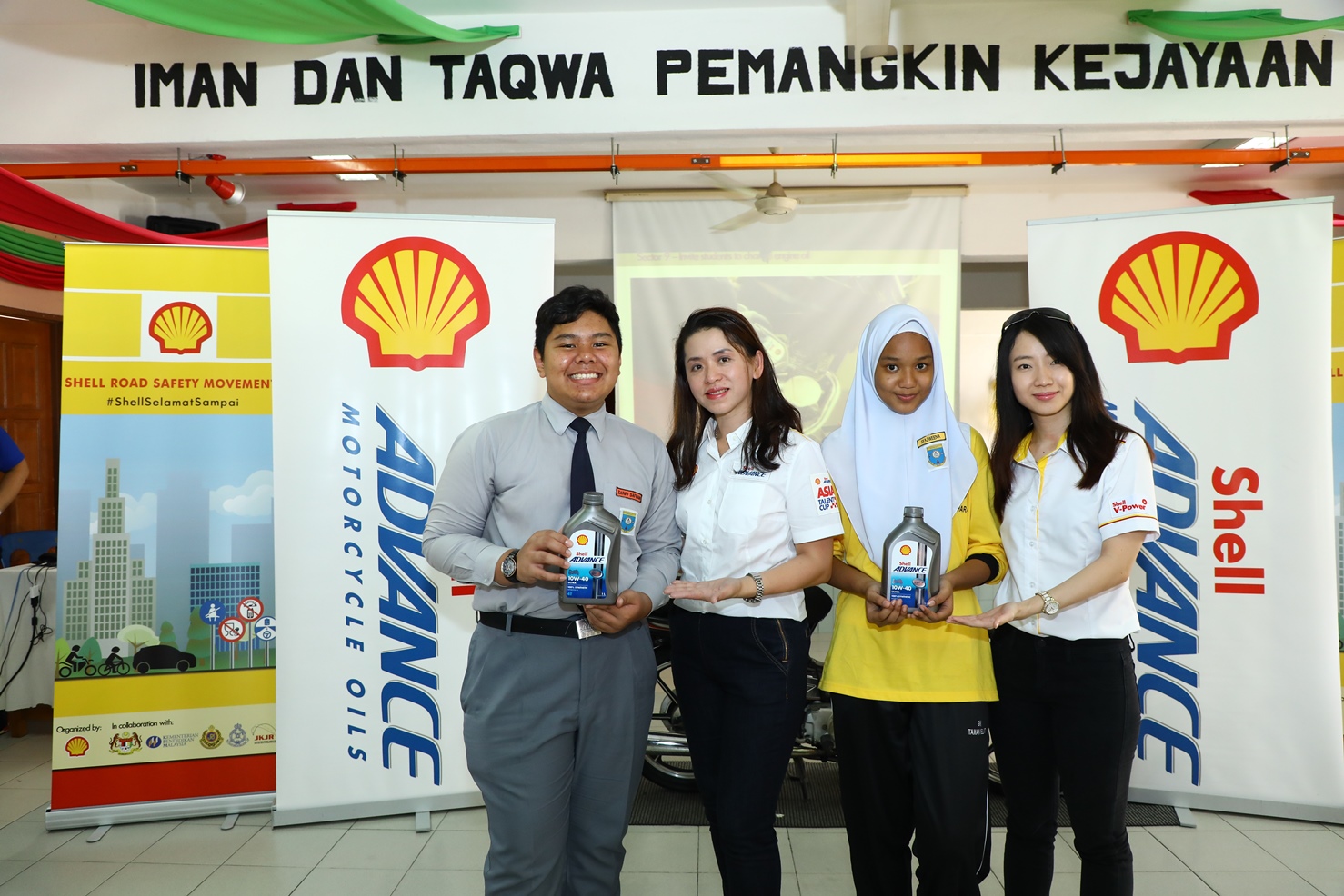 Shell Lubricants Mktg Gm May Tan 2nd L Presenting A Pack Of Free Oil T...
