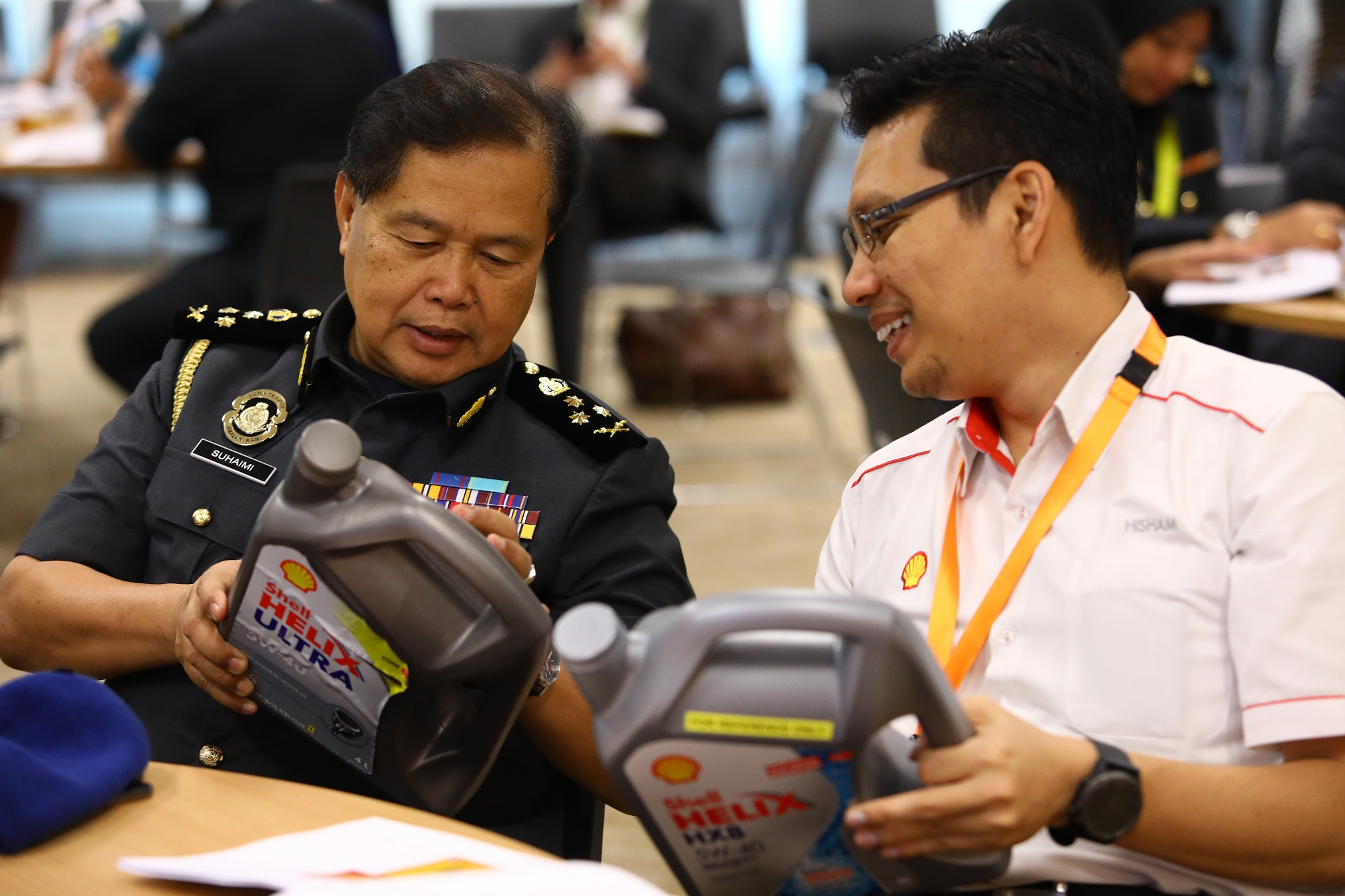 Kpdnhep Deputy Director Of Enforcement Tuan Suhaimi Mat Sari (l) With Shell Malaysia Govt Relations Mngr Noorhisham Anas