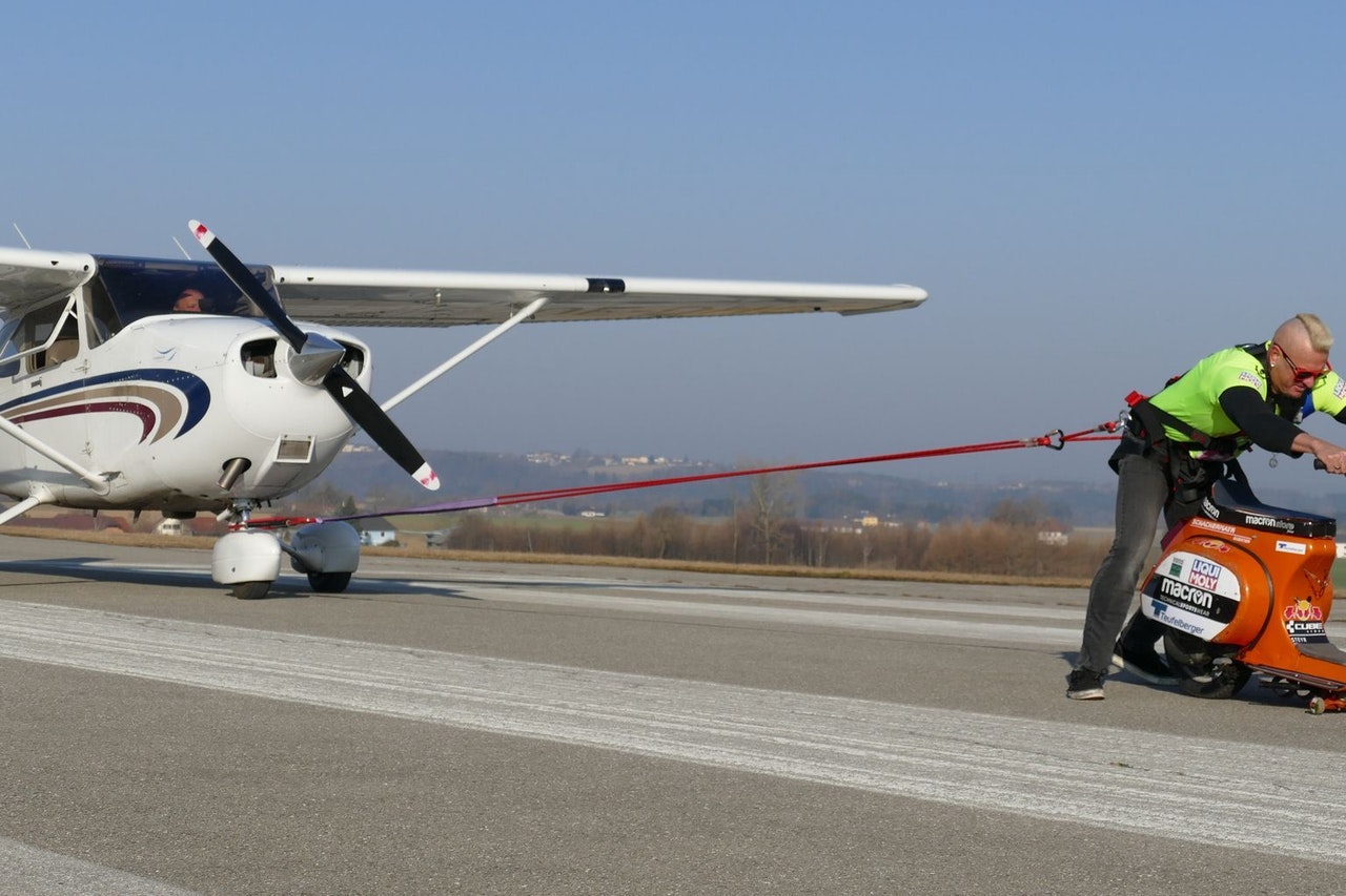 Günter Schachermayr Vespa Pulling Cessna